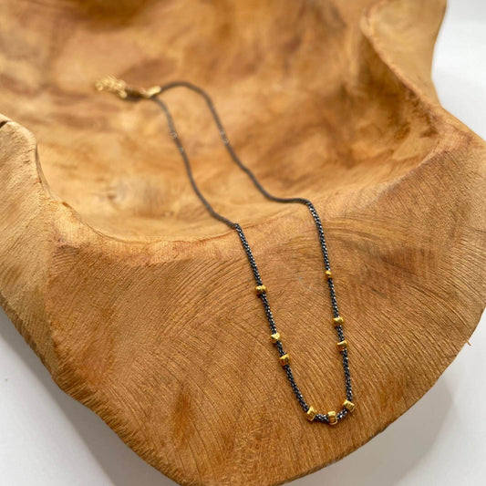 Collier court raffiné en argent noirci et perles plaquées or 24K - Collection Rome