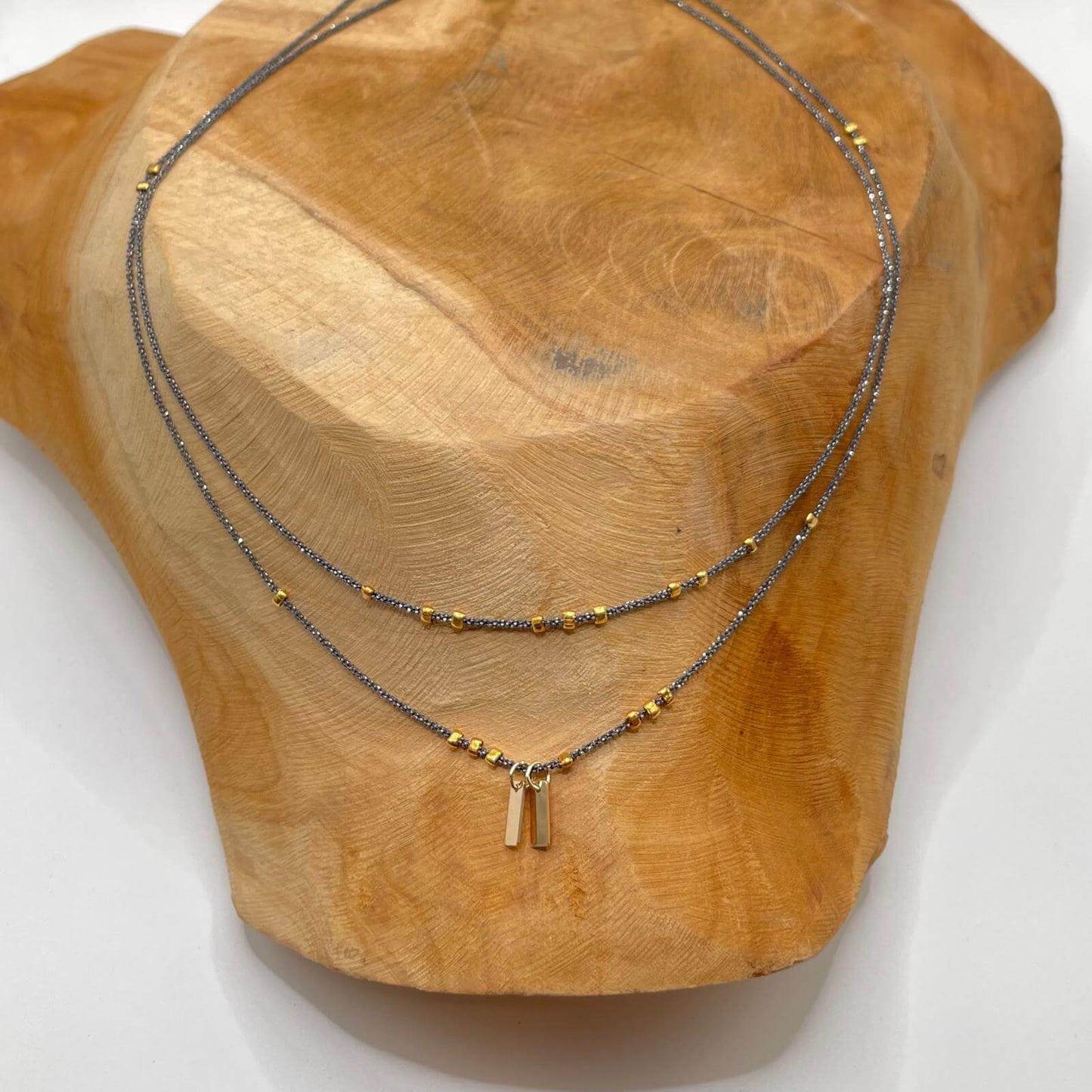 Collier fin et raffiné Rome en argent noirci et or 24K - version courte et longue disponibles, design élégant et intemporel