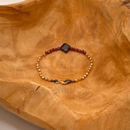 Saint Emilion - Bracelet en grenat, agate noire et plaqué or