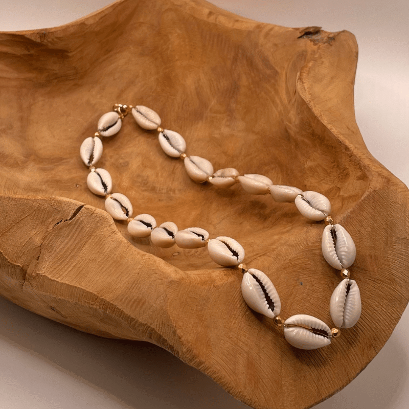 Sète - Collier de coquillages cauris et gold field